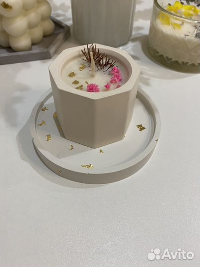 Свечи в гипсовых подсвечниках