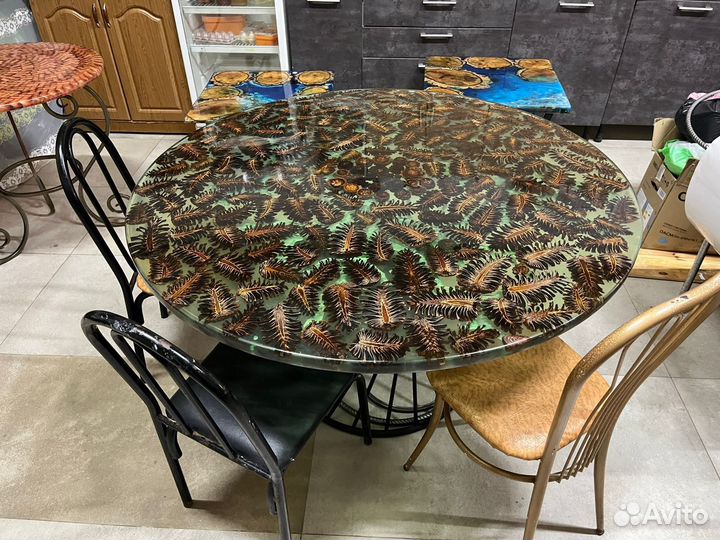 Стол ручной работы с шишками