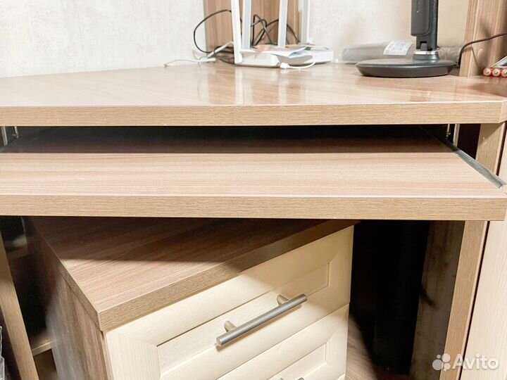 Угловой компьютерный стол с полкой