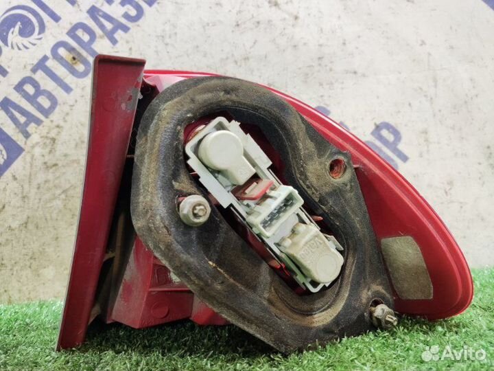 Фонарь задний левый Toyota Avensis универсал 1.8