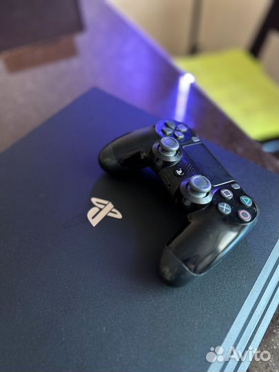 Игровая консоль PS4 Pro (с джойстиком)