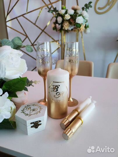 Фужеры, шампанское, семейный очаг