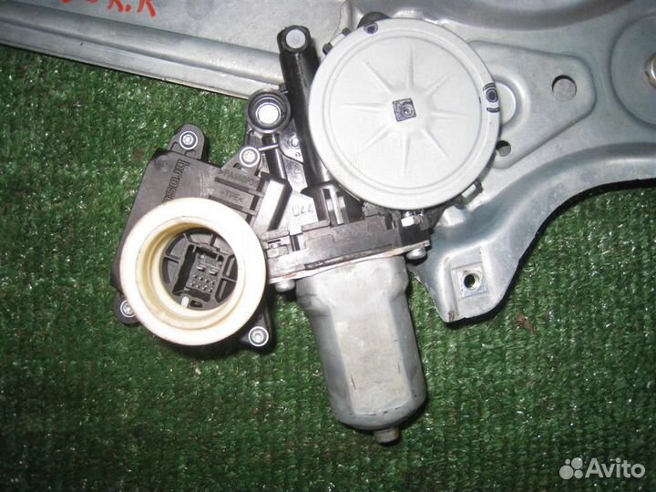 Стеклоподъемник задний правый Toyota Auris E150 2