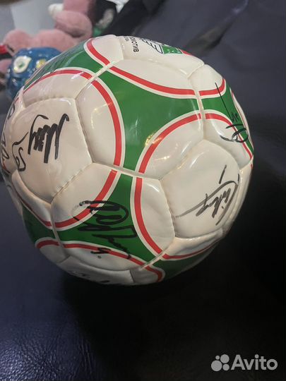 Футбольный мяч с автографами игроков локомотива