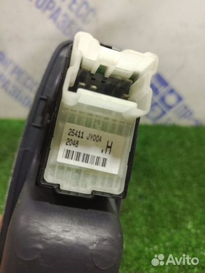 Кнопка стеклоподъемника задняя левая Renault