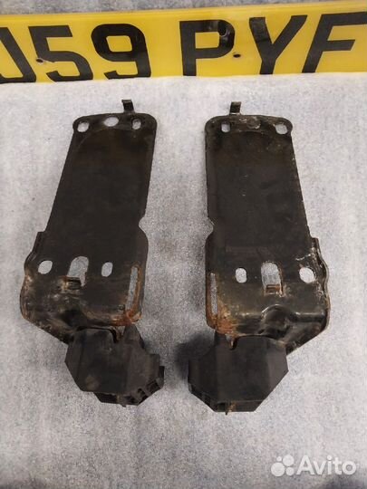 Кронштейн радиатора BMW E90 E91 E92 E81 E87 E84