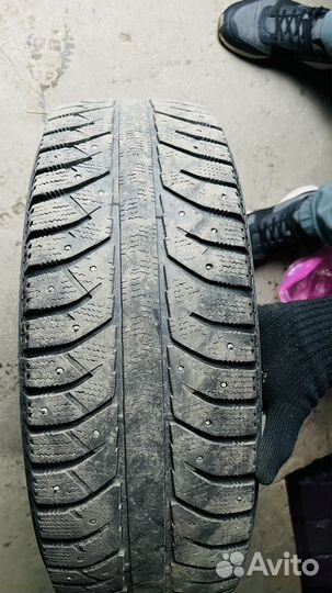 Bridgestone Ice Cruiser 7000 215/65 R16