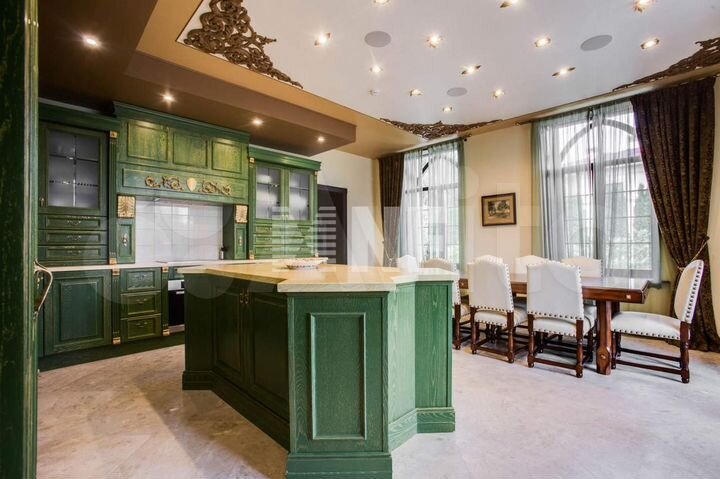 Дом 580 м² на участке 52 сот.