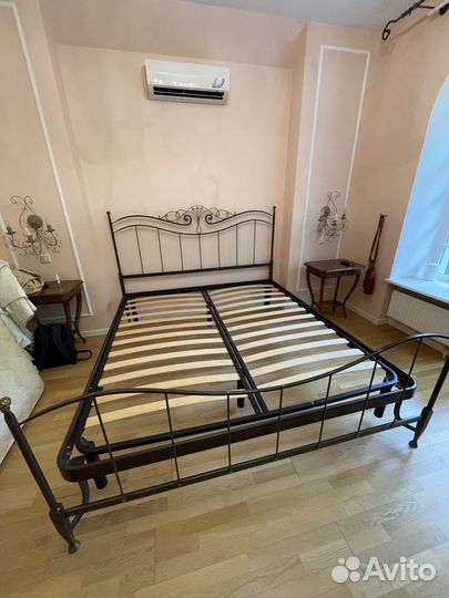 Кровать двуспальная кованая с матрасом без тумб