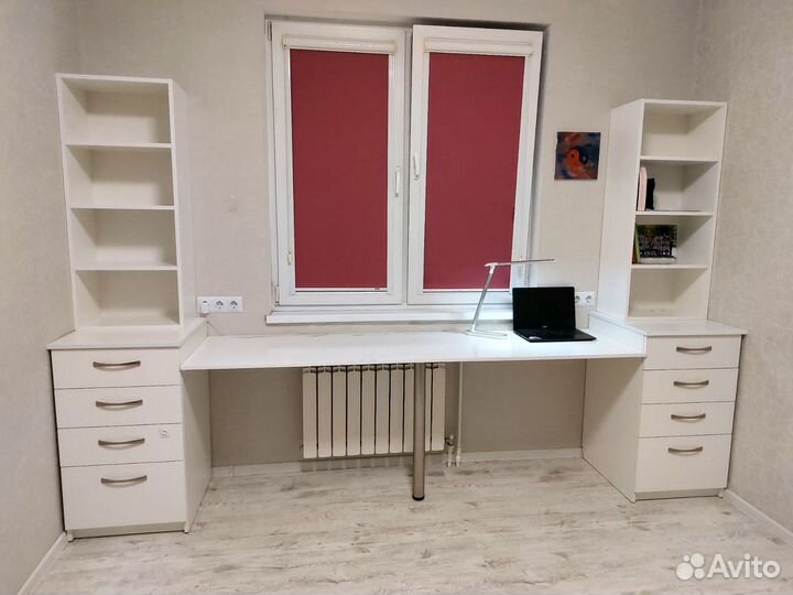 Детский письменный стол, рабочая зона у окна