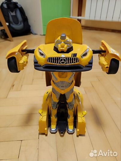 Машина-трансформер на пульте управления Бамблби
