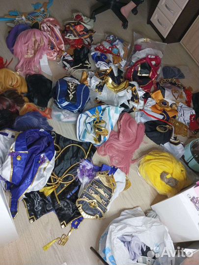 Много косплеев геншин И тд, париков, крафт, лук