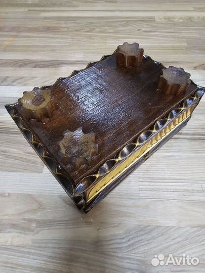 Деревянная шкатулка