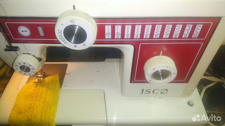 Машинка шьет