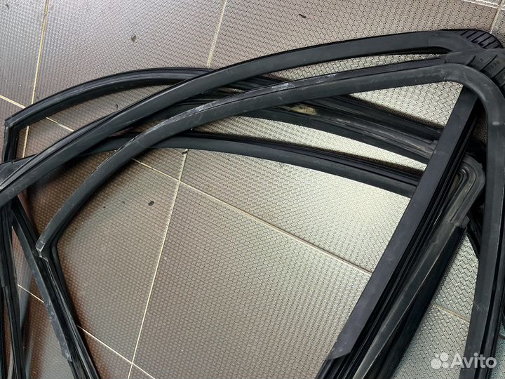 Уплотнитель стекла двери Nissan Qashqai j10