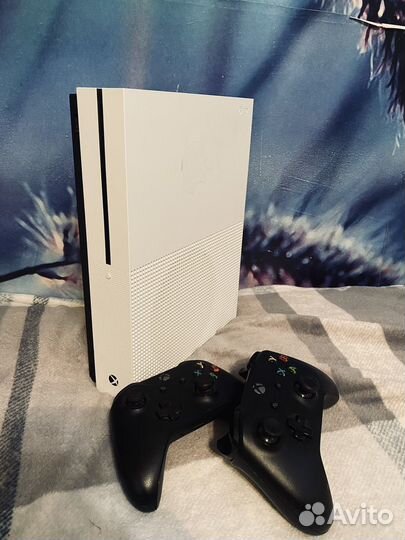 Xbox One s 500 gb два геймпада