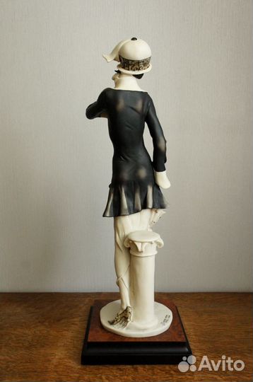 Джузеппе Армани Нелли с зонтом Флоренс Каподимонте