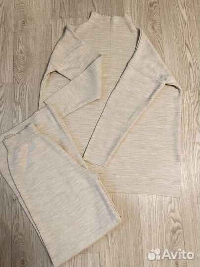 Теплый вязаный костюм с брюками