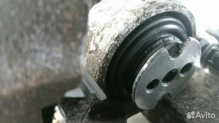 Суппорт задний левый Toyota Avensis ZRT271 2012