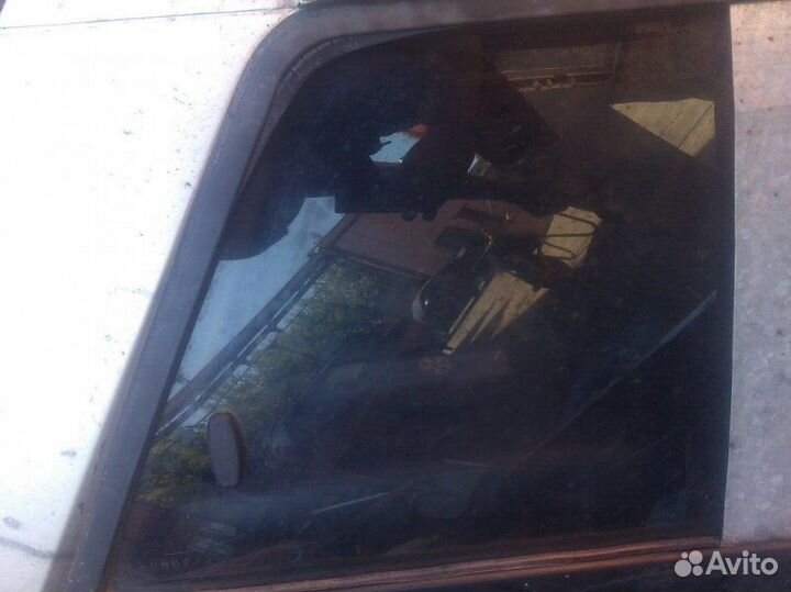 Стекло кунга заднее правое Toyota Hilux LN61 2L