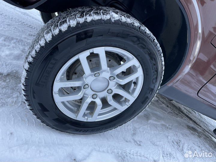 Pirelli Ice Zero FR 215/65 R16