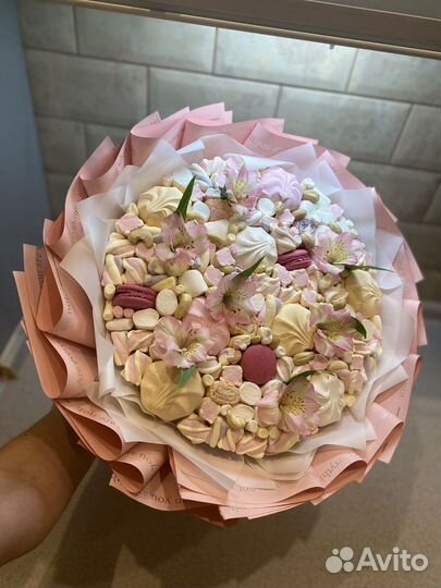 Сладкий букет из зефира и маршмелоу с цветами