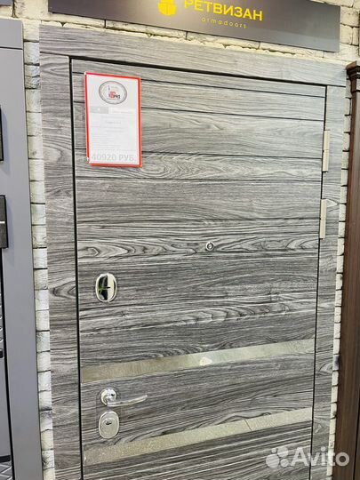 Дверь красивая новая