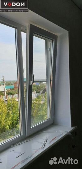 Пластиковая балконная дверь с окном