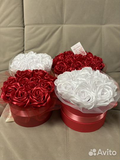 Розы из атласных лент