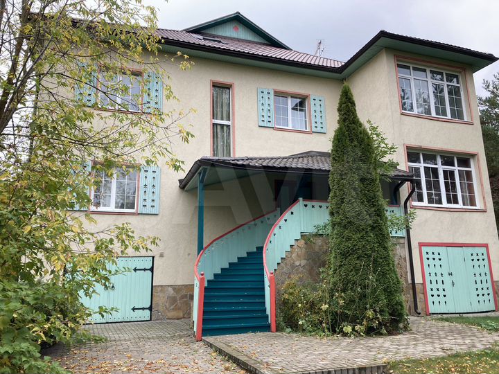 Коттедж 570 м² на участке 15 сот.