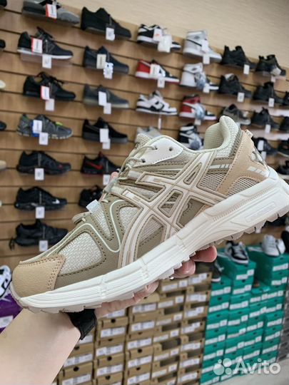 Кроссовки женские asics