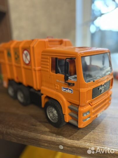 Мусоровоз bruder