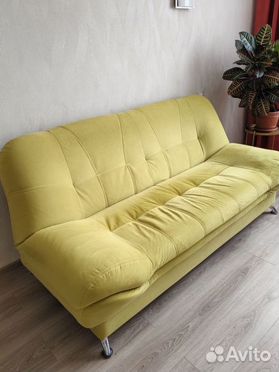 Диван прямой раскладной на ножках