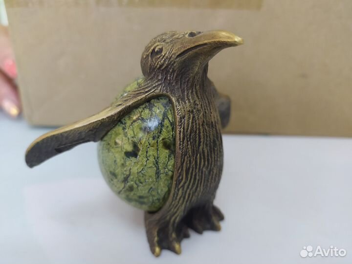 Фигурки из бронзы и минерала