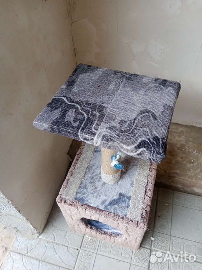 Кошачий домик с когтеточкой