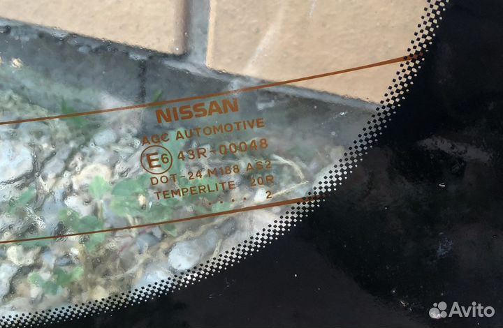 Заднее стекло nissan