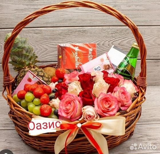 Букет из конфет, живых цветов, зелени