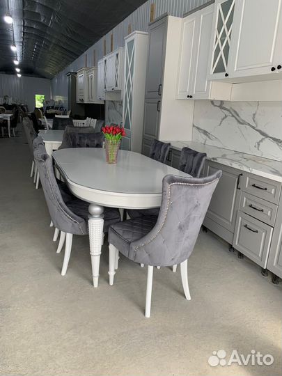 Столы и стулья