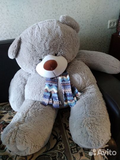 Большой плюшевый медведь