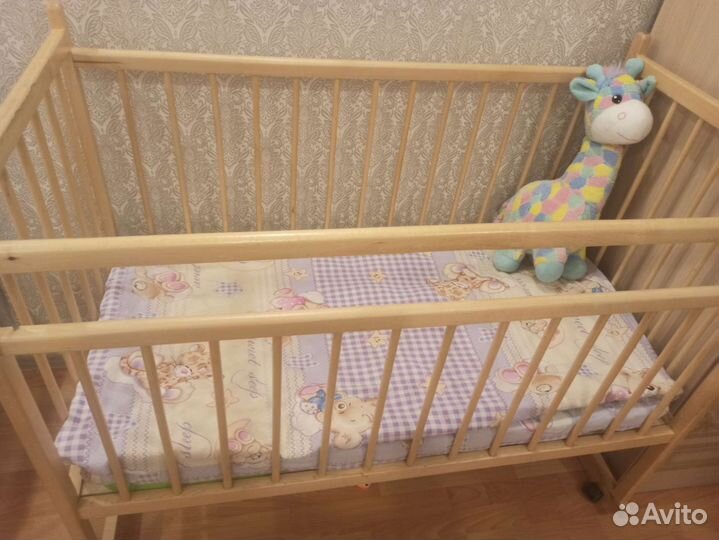 Детская кроватка с маятником