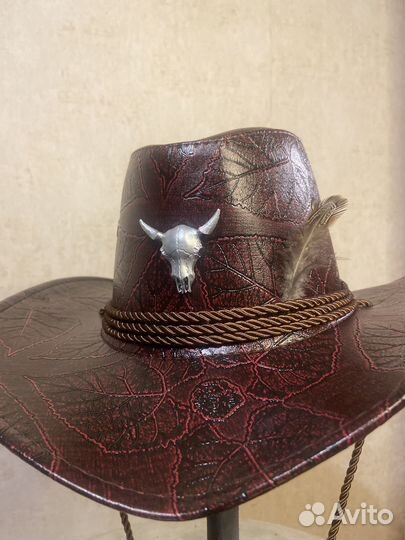 Ковбойская шляпа с логотипом буйвола и перо фазана