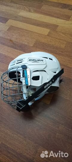 Хоккейный шлем