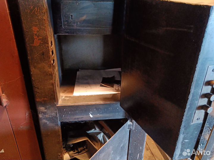 Сейф металлический большой