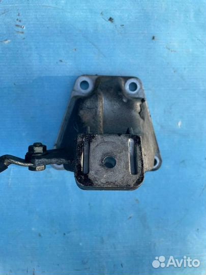 Кронштейн двигателя 4B0199308E