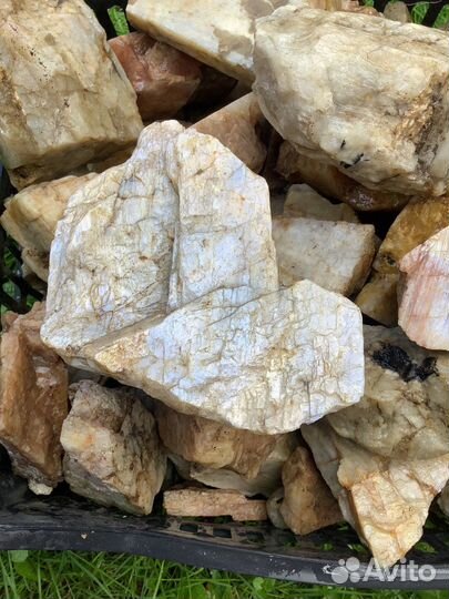 Лунный камень (беломорит)