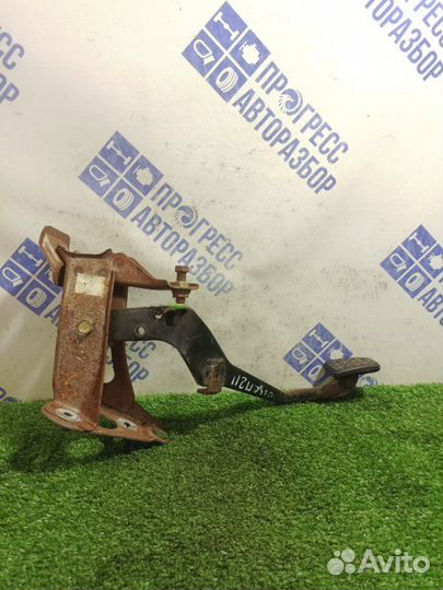 Педаль сцепления Toyota Avensis универсал 1.8