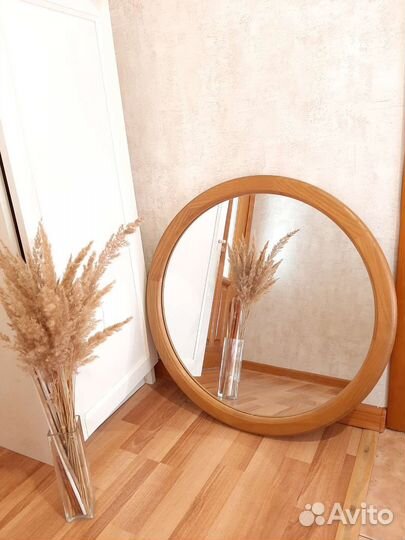 Зеркало круглое в деревянной раме
