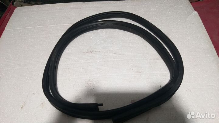 Уплотнитель двери задней левой