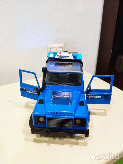 Полицейский внедорожник Bruder Land Rover