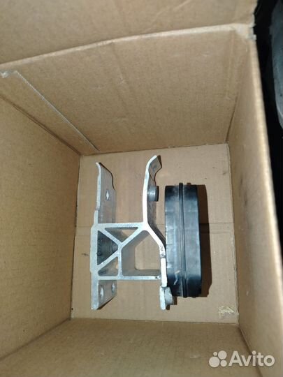 Кронштейн радиатора нижний бмв G05 левый, правый